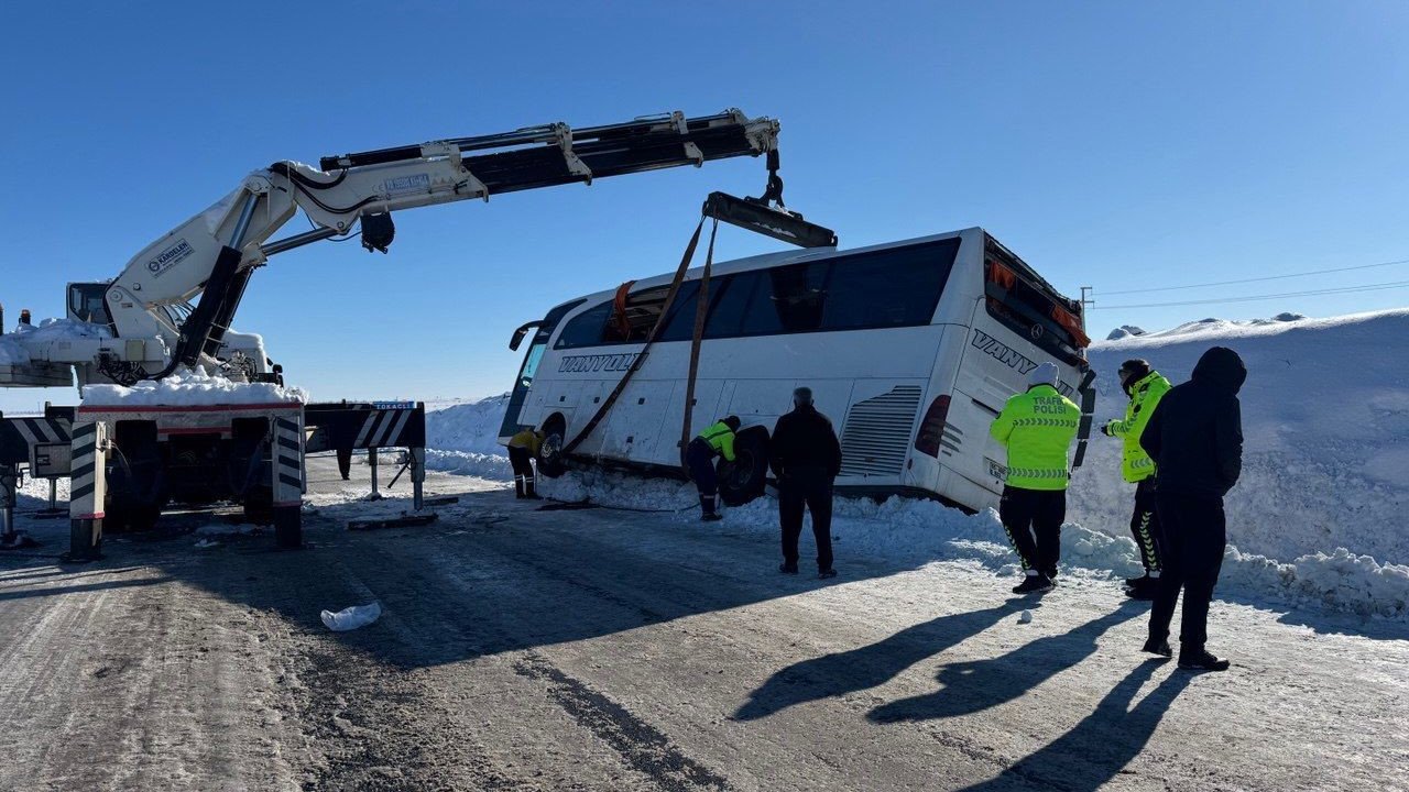 Diyarbakır’da yolcu otobüsü devrildi: 6 yaralı