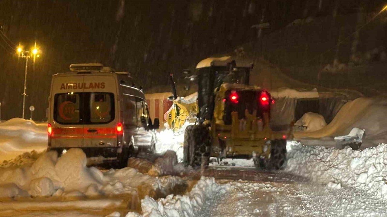 Siirt’te yoğun kar yağışına rağmen ekipler çalışmaya devam ediyor