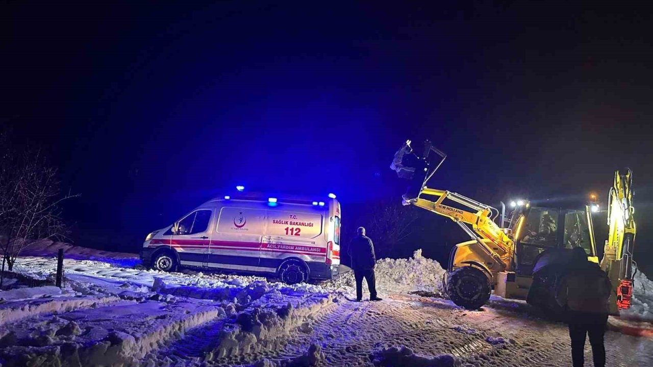 Mardin’de yolda mahsur kalan ambulansı belediye ekipleri kurtardı