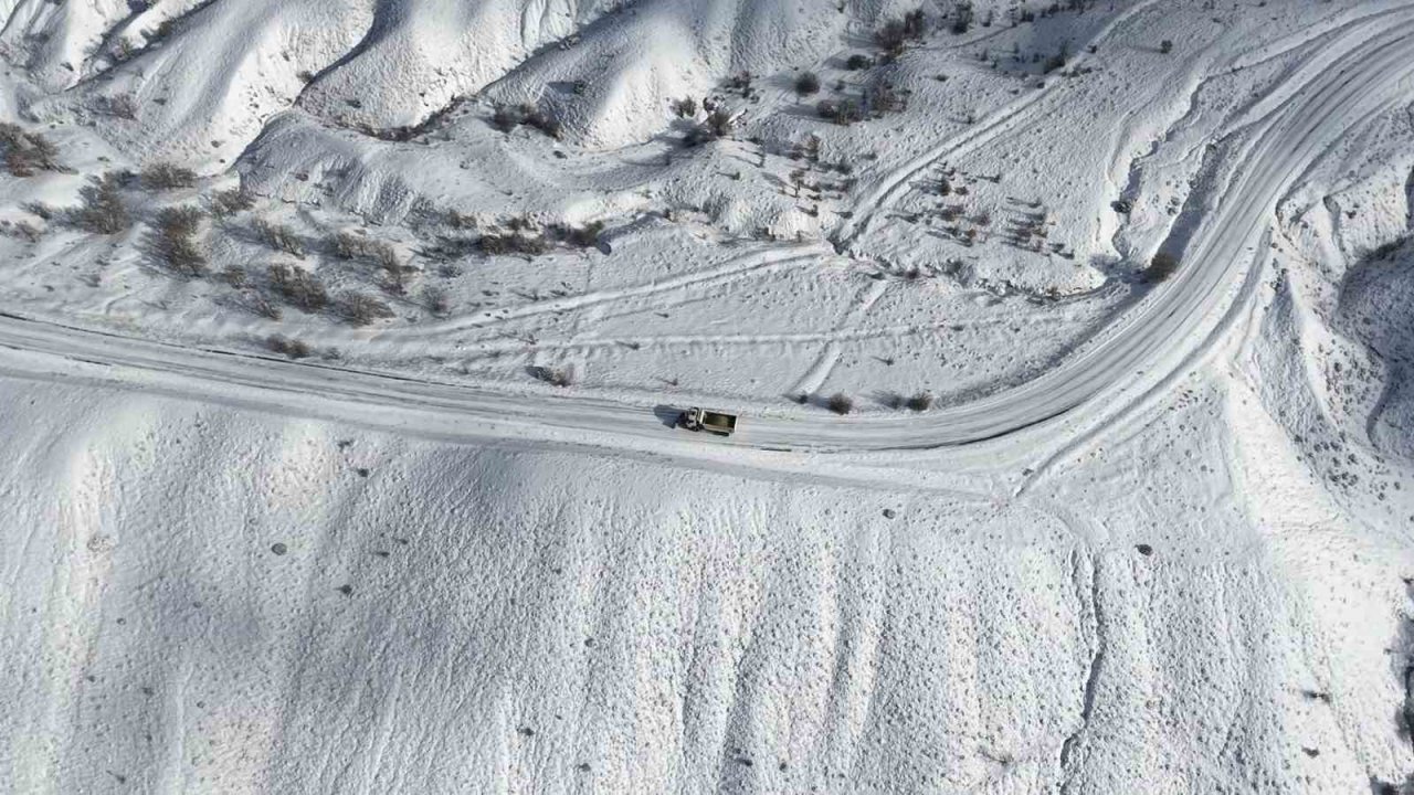 Kırıkkale’de karla kaplanan köy yolları yeniden ulaşıma açıldı