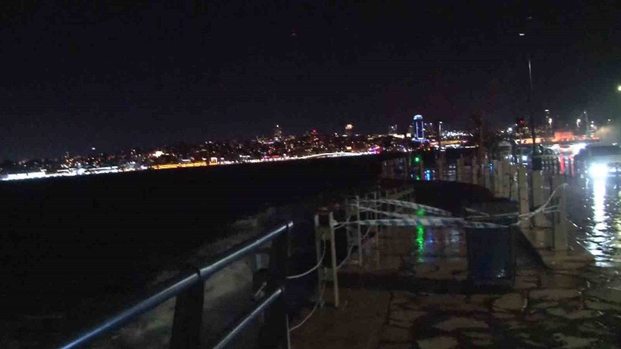 Üsküdar Sahili’nde dev dalgalar oluştu