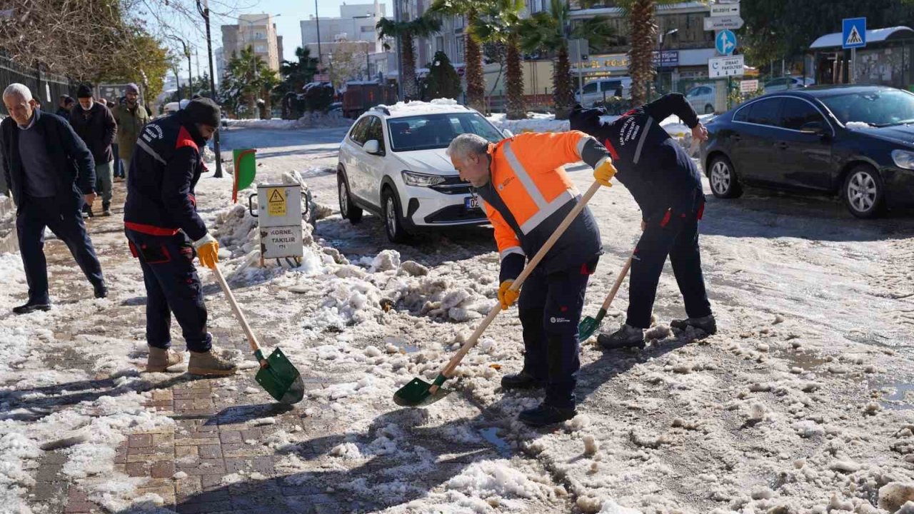 Kâhta Belediyesi’nden karla mücadelede kesintisiz çalışma