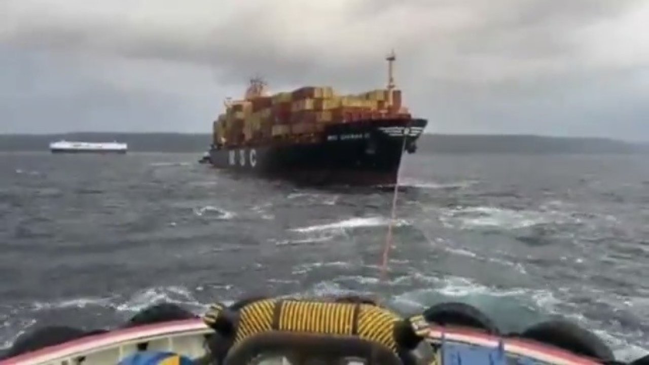 Çanakkale Boğazı’nda konteyner gemisi makine arızası yaptı