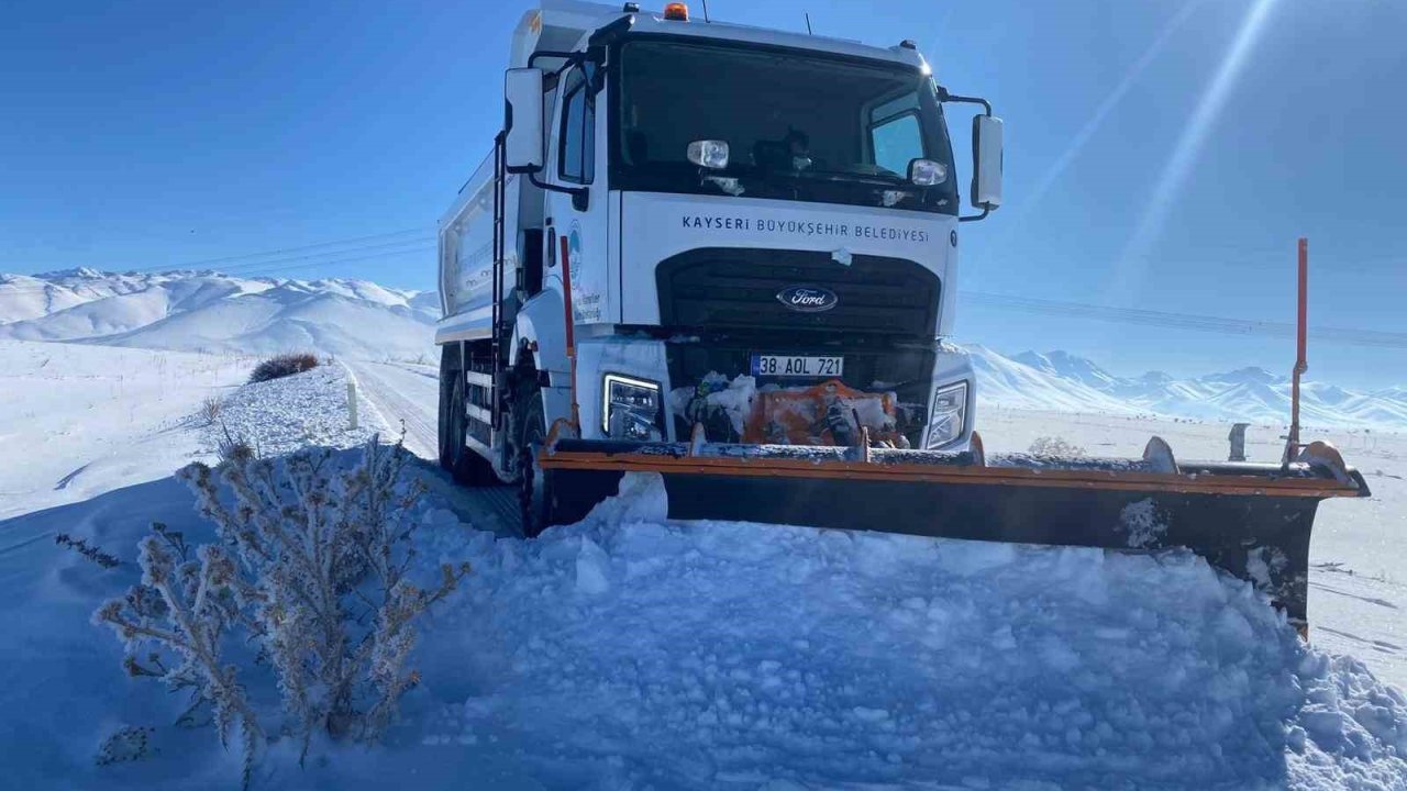 Kırsalda kapalı yol kalmadı: Büyükşehir 266 mahalle yolunu ulaşıma açtı