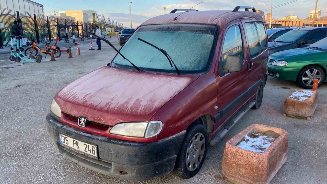 Hava sıcaklığı sıfır derecenin altına düştü, araçlar buzla kaplandı