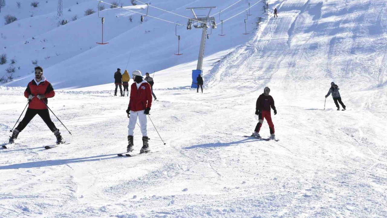 Kar yağışı sonrası Bitlis’te kayak tesislerinde yoğunluk