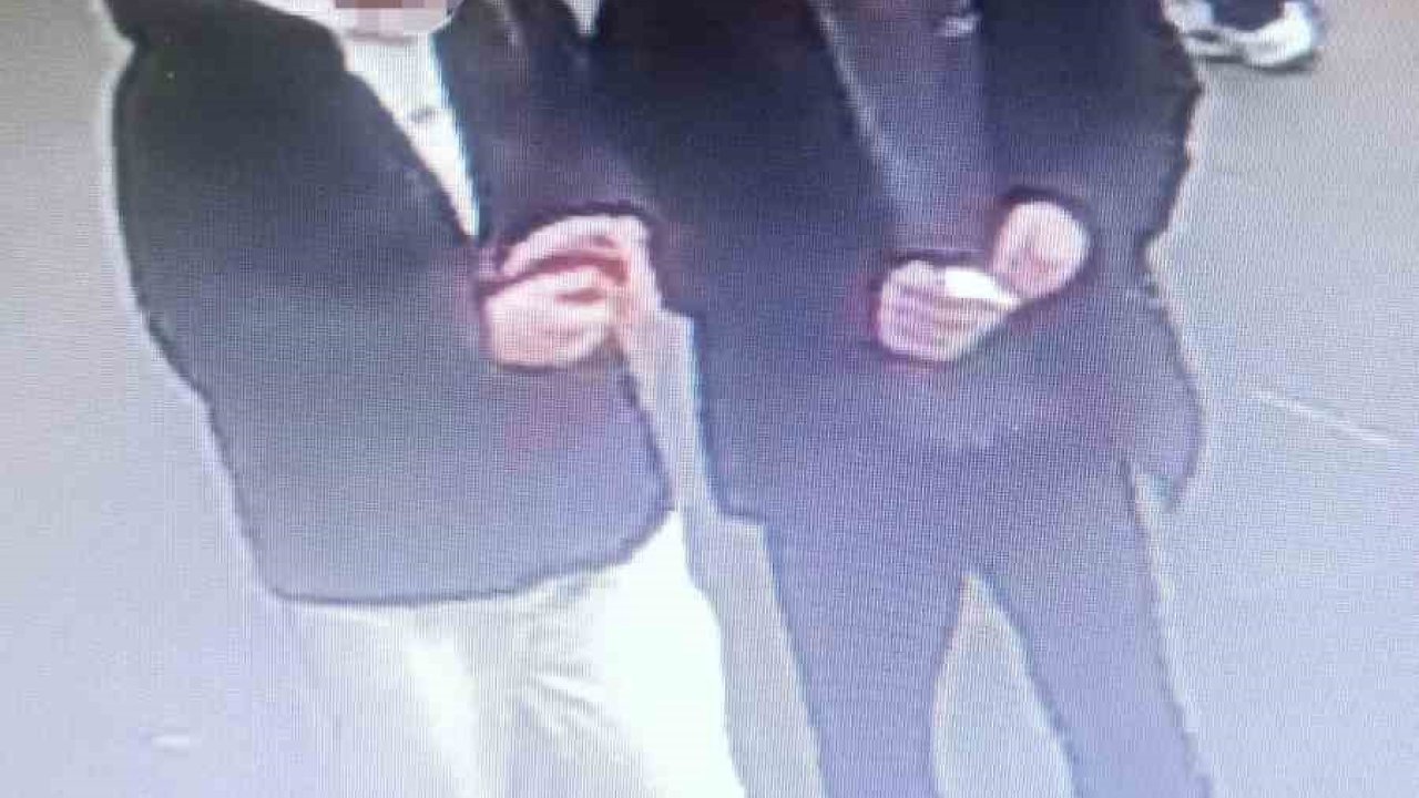 Arnavutköy’de AVM’de parfüm hırsızlığı kamerada