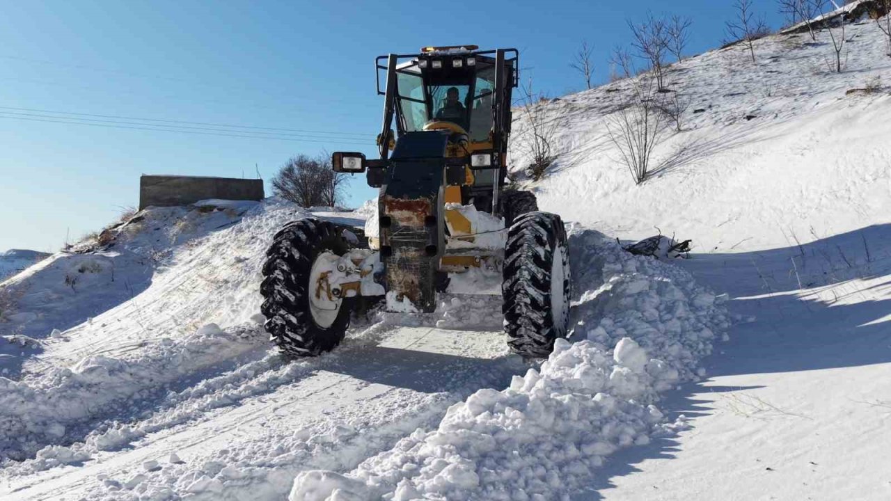 Adıyaman’da karla mücadele çalışmaları devam ediyor