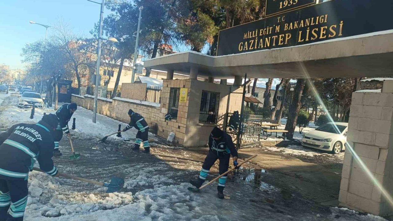 Şahinbey Belediyesi okul etraflarını ve yollarını temizledi