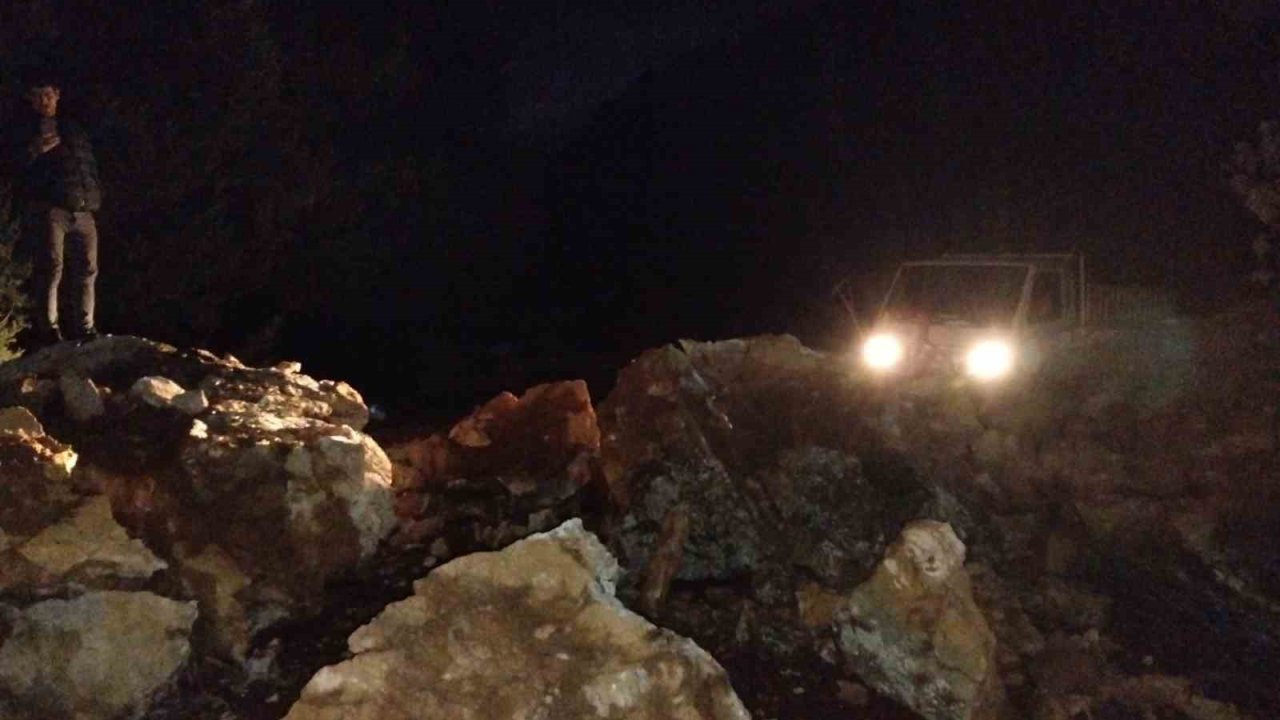 Marmaris’te dev kayalar orman yolunu kapattı