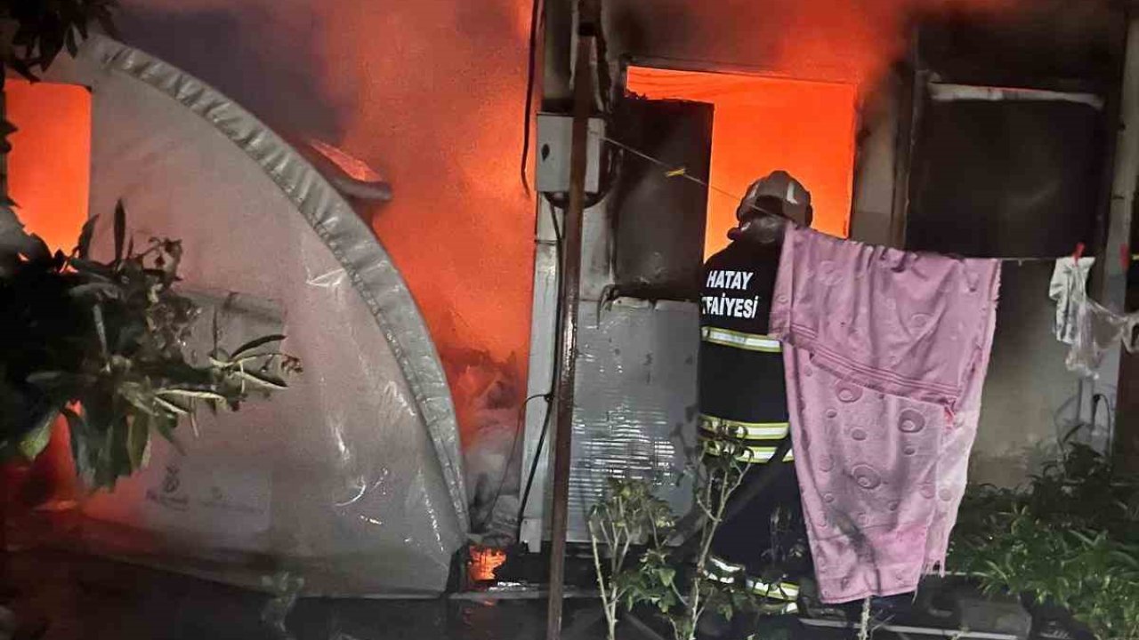 Altınözü’nde konteyner ve çadır yandı