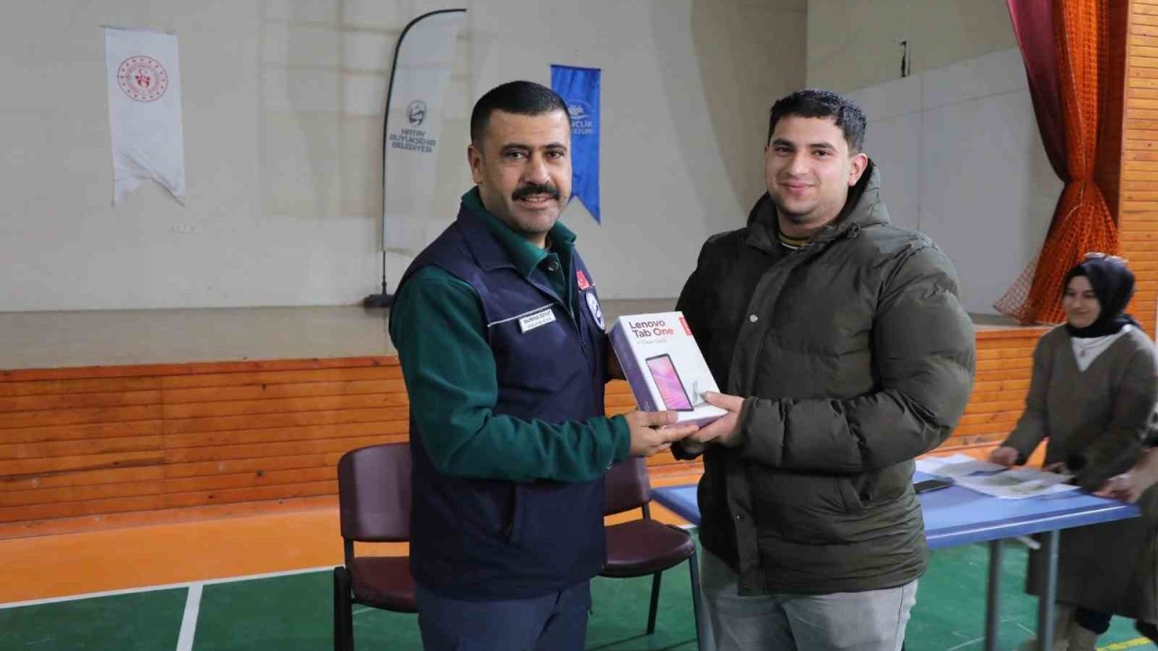 Depremzede öğrencilere burs ve tablet desteği