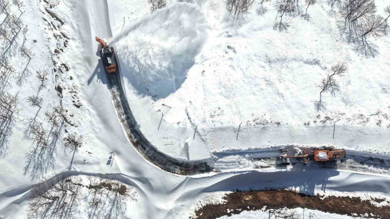 Hasköy-Mutki güvenlik yolunda çığ riskine rağmen karla mücadele sürüyor