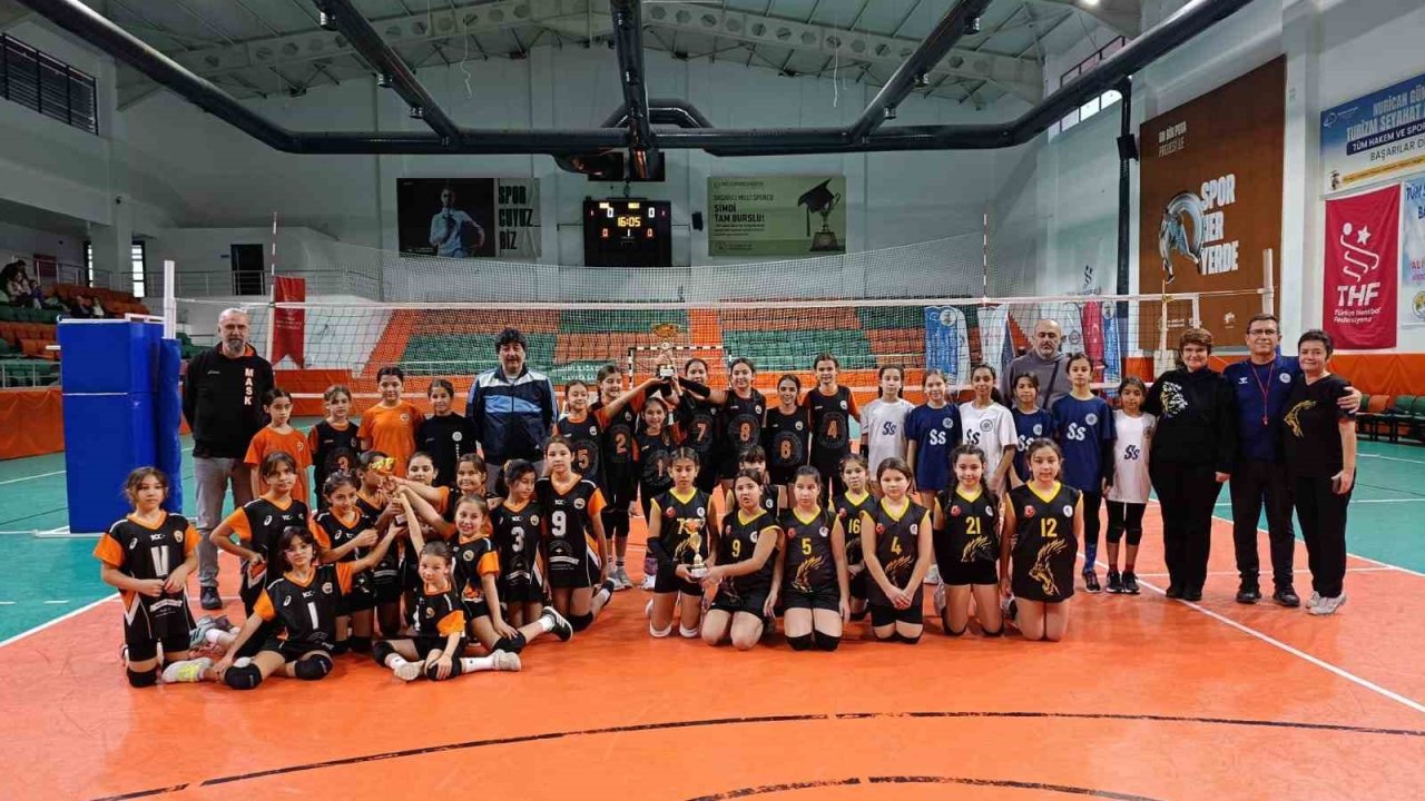 Minik voleybolcular Köyceğiz’de buluştu
