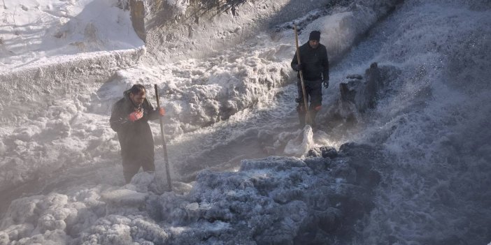 Kars'ta HES çalışanlarının eksi 30 derece soğukta 'buz kırma' mesaisi