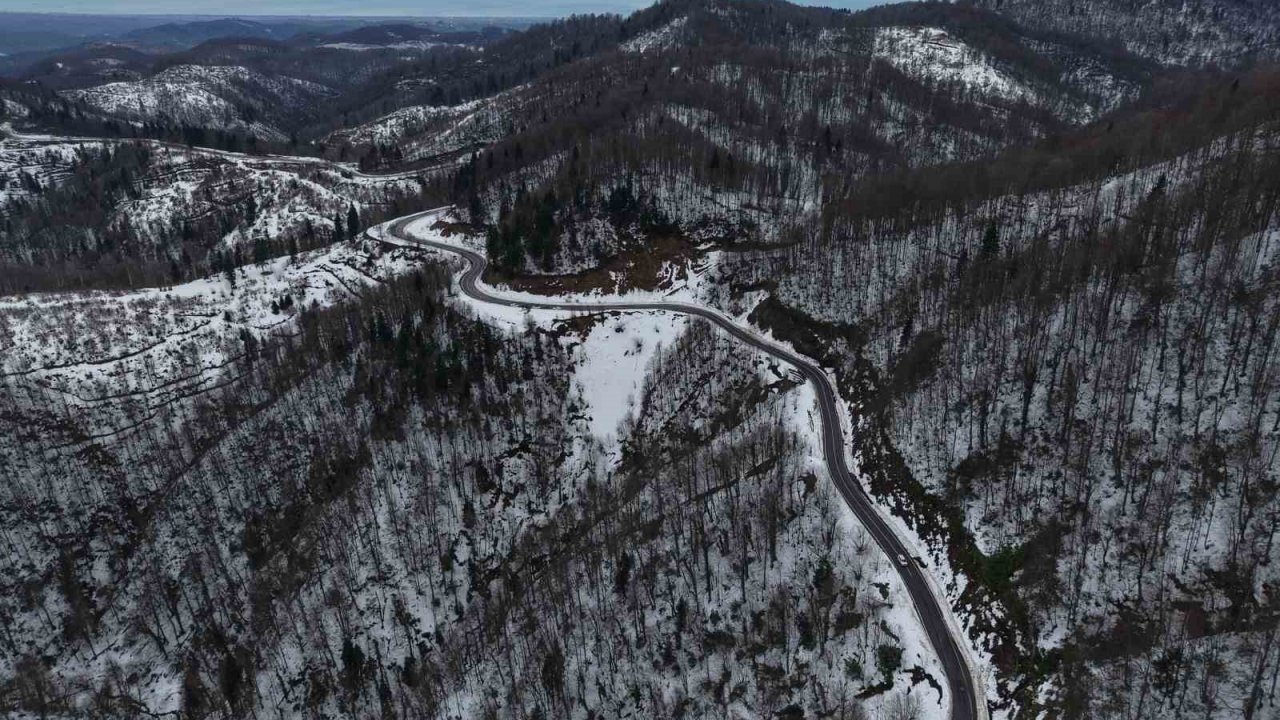 Karla kaplanan 900 rakımlı Çam Dağı, kartpostallık görüntüler sundu