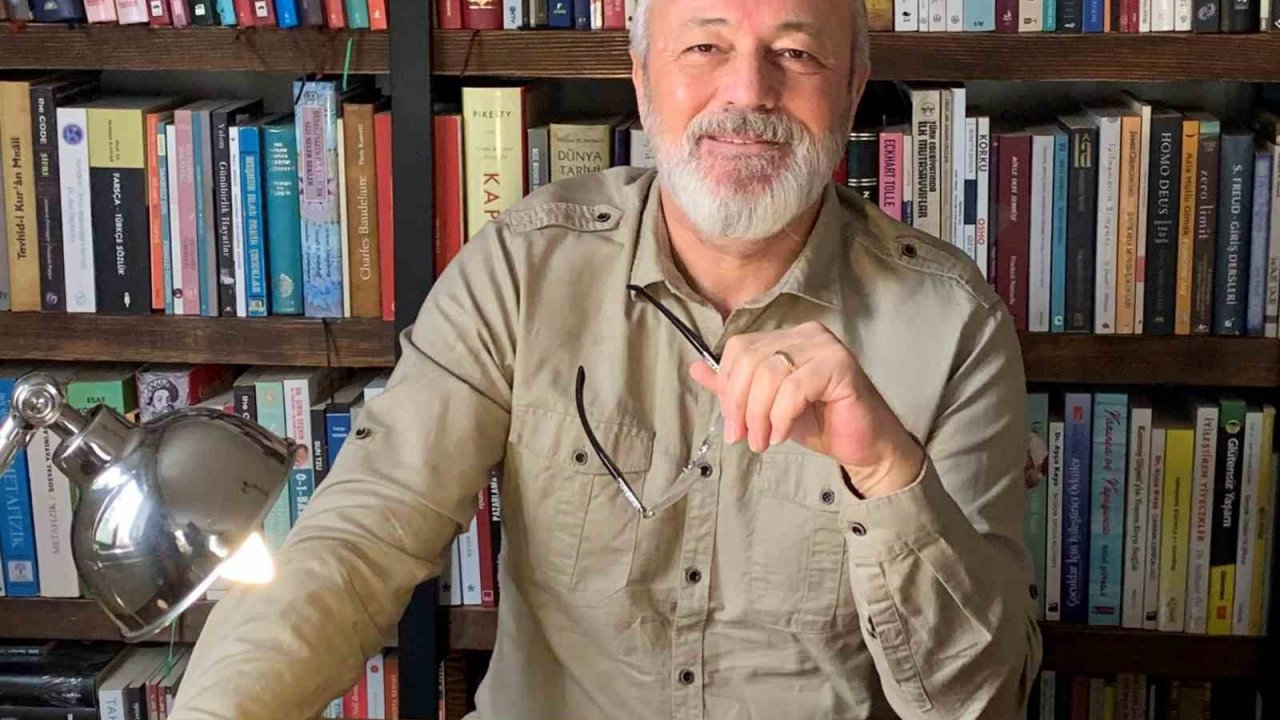 Ünal Ersözlü’nün ’Böğürtlen Öpücüğü’ kitabı raflarda yerini aldı