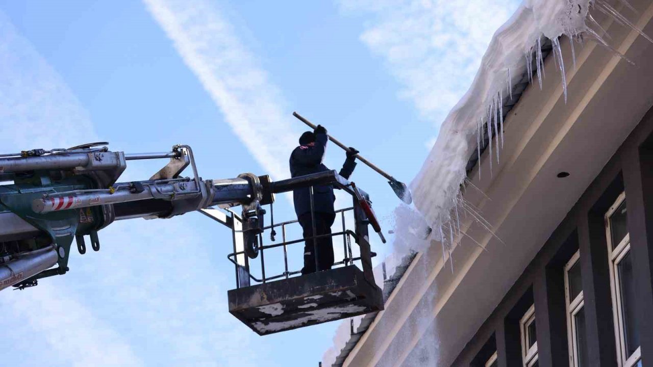 Bingöl’de buz sarkıtları itfaiye ekiplerince temizlendi