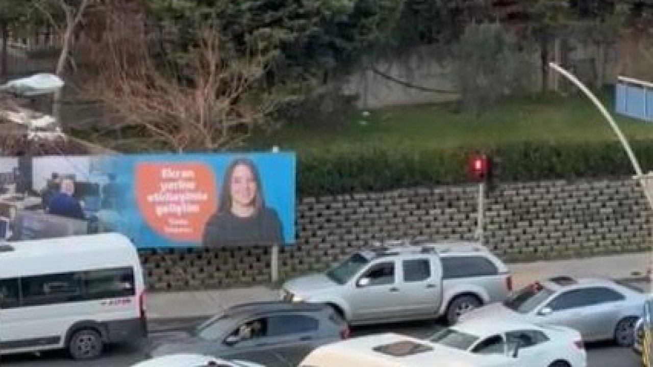Pendik’te kırmızı ışıkta yol verme kavgası kamerada