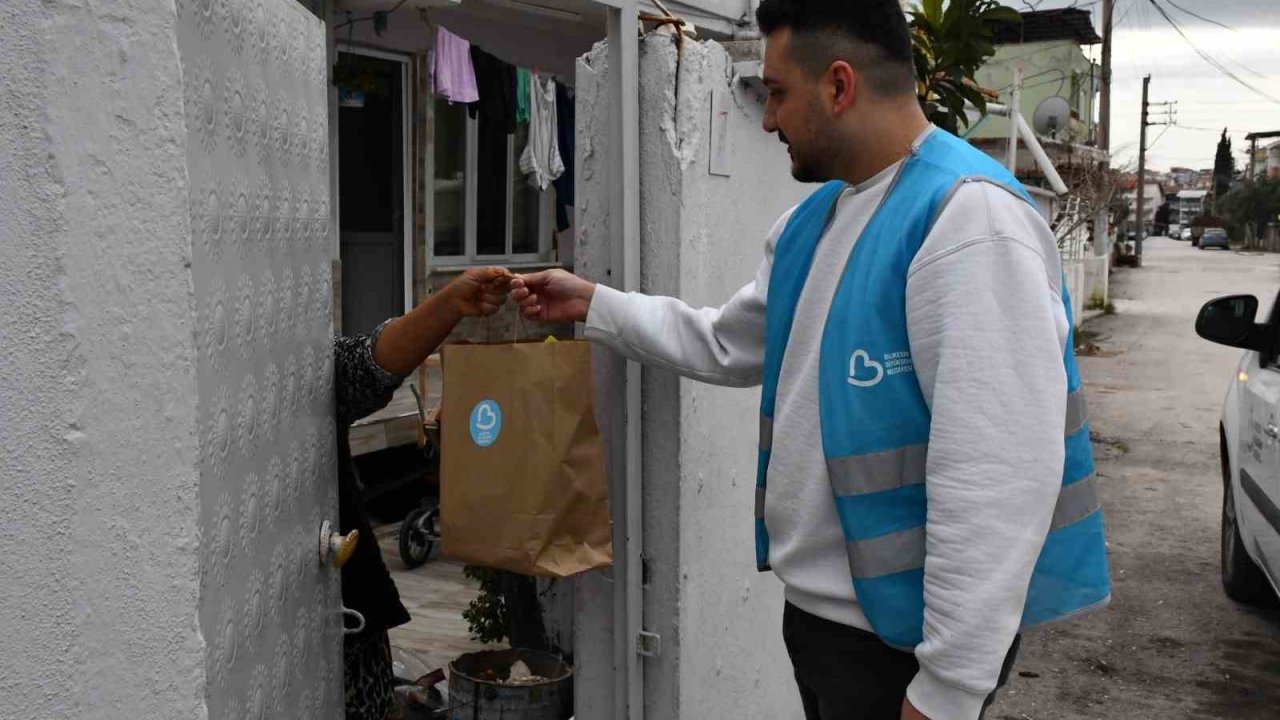 Büyükşehir’in beslenme paketi aileleri de, öğrencileri de sevindiriyor