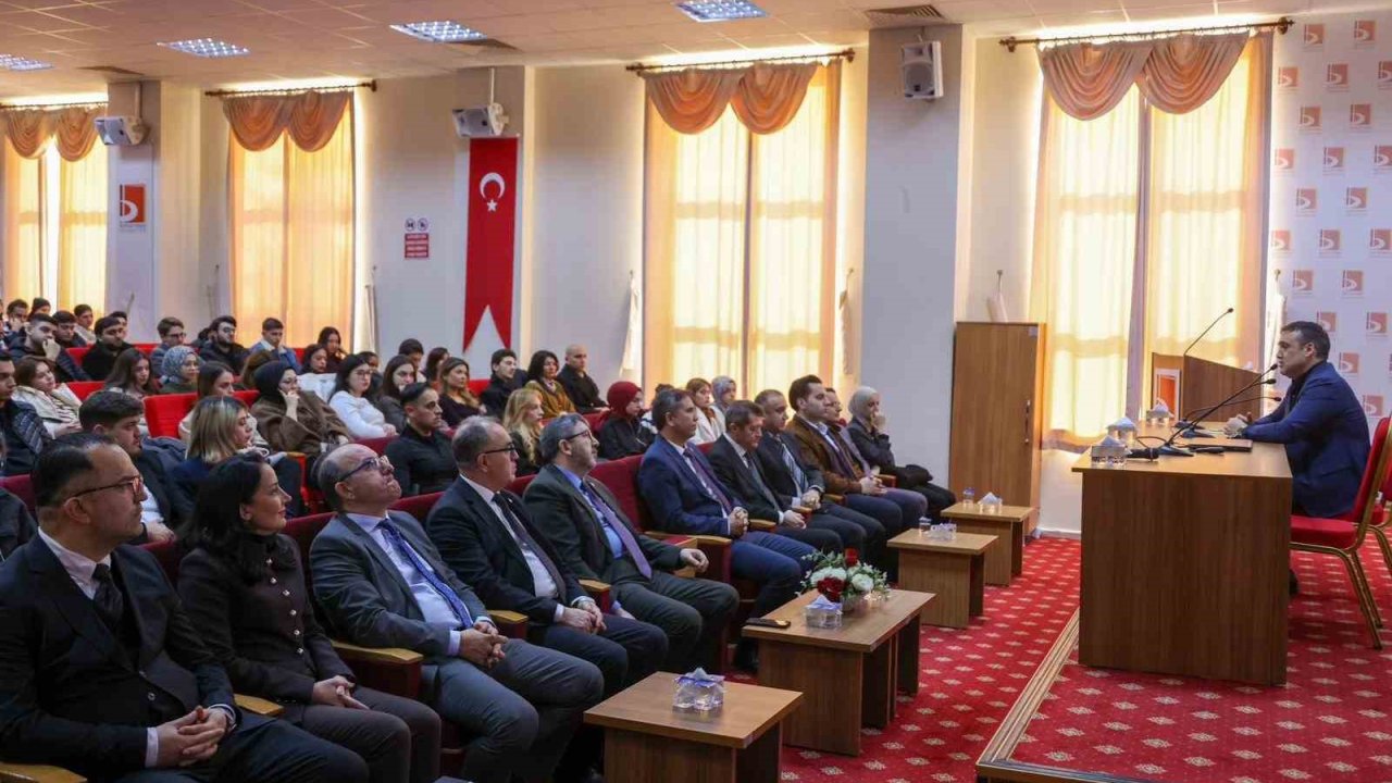 Vali Sözer, ’Kariyerim Mülkiye’ etkinliğinde üniversite öğrencilerle buluştu