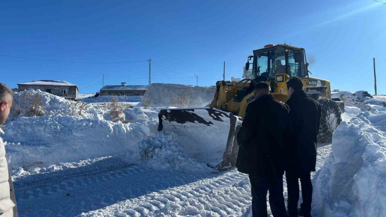 Susuz’da karla mücadele çalışmaları sürüyor
