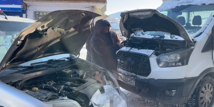 Kars'ta soğuktan hareket halinde araçlar dondu