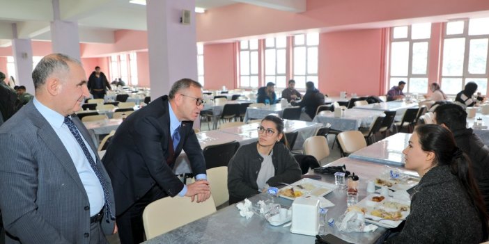 Vali Polat ve Rektör Kapu, üniversite öğrencileriyle yemekte buluştu