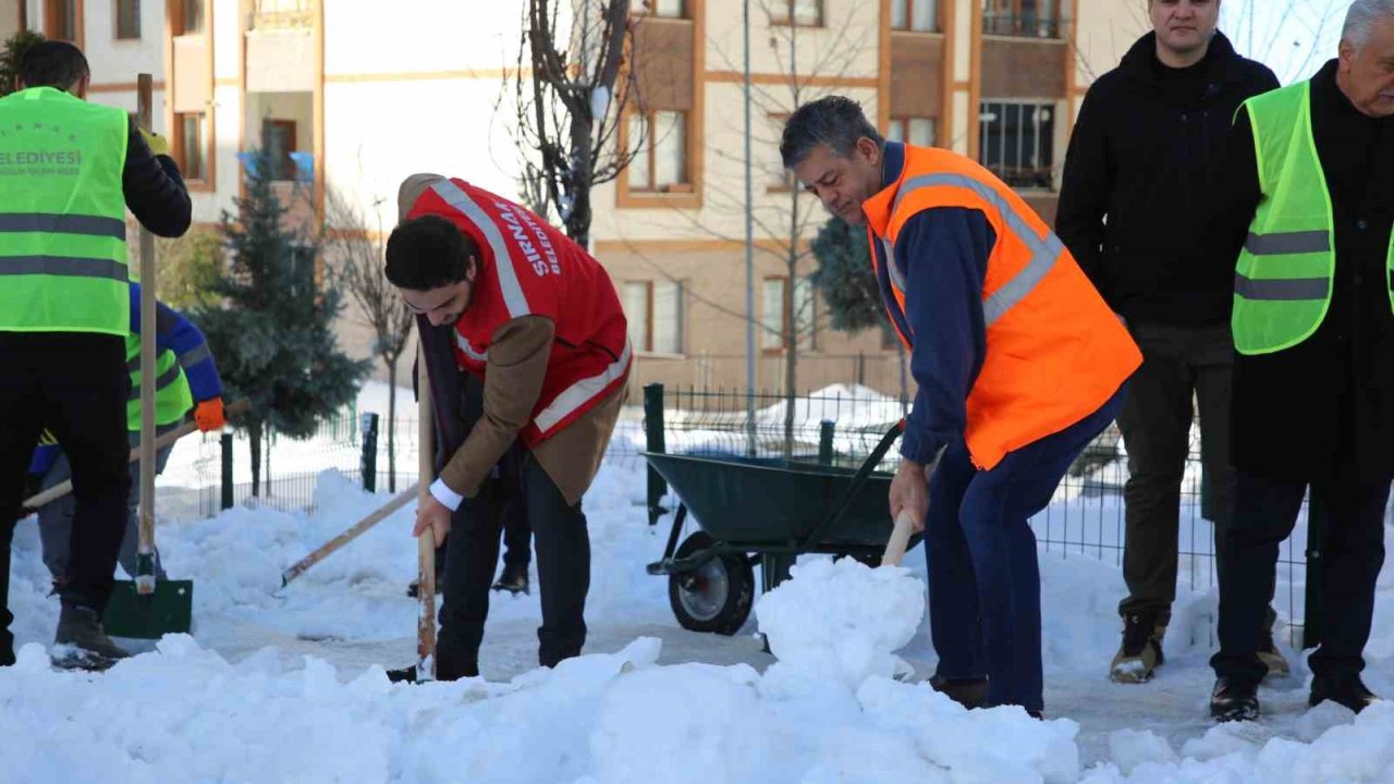 Şırnak’ta kar temizliğinde araç engeli