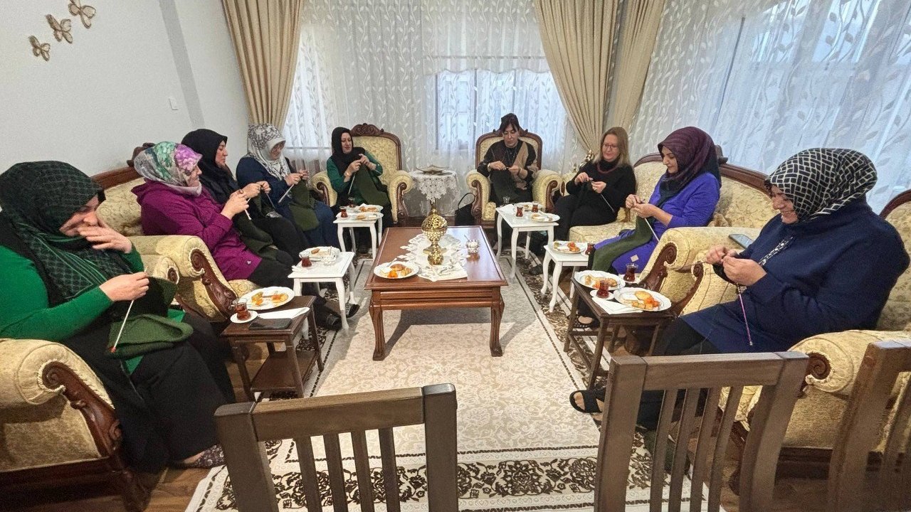 Erzincanlı gönüllü annelerden Mehmetçiğe ilmek ilmek destek