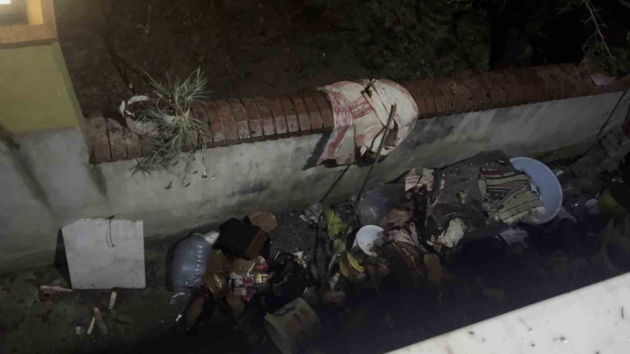 Mahalleliyi panikleten yangın, itfaiyenin müdahalesiyle son buldu