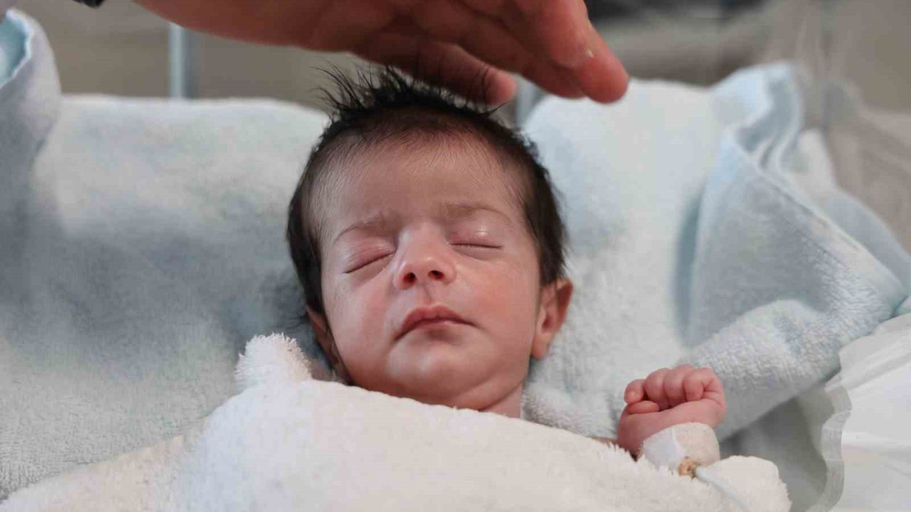 Doğuştan yemek borusu olmayan 4 günlük bebek, Elazığ’da hayata tutundu