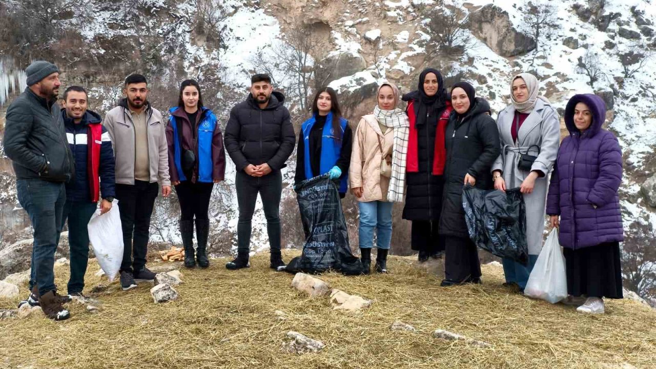Tunceli’de soğuk kışa sıcak dokunuş: Gençler yaban hayatı için seferber oldu