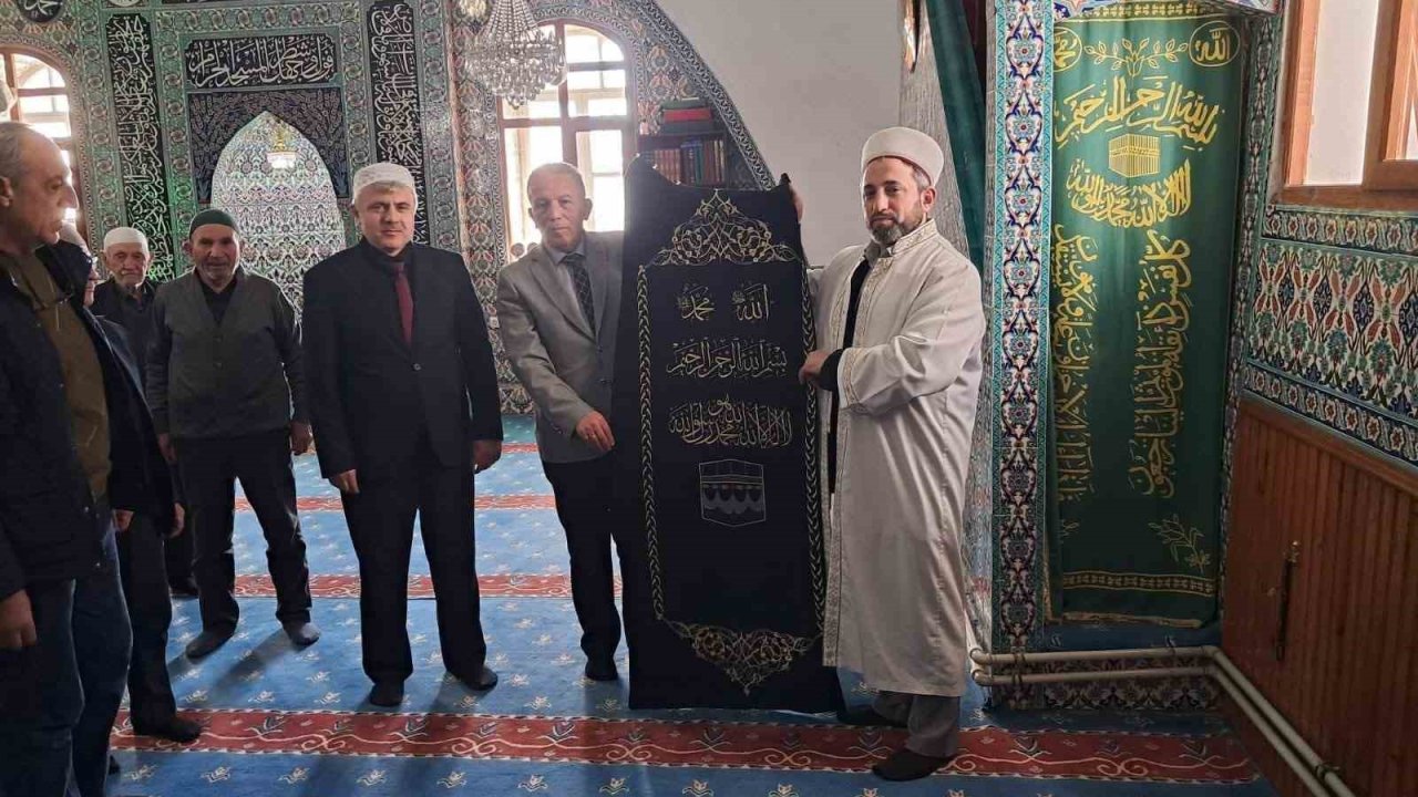 Tarihi Büğdüz Mahalle Camii’nin geleneksel motiflerle işlenen minber örtüsü yenilendi