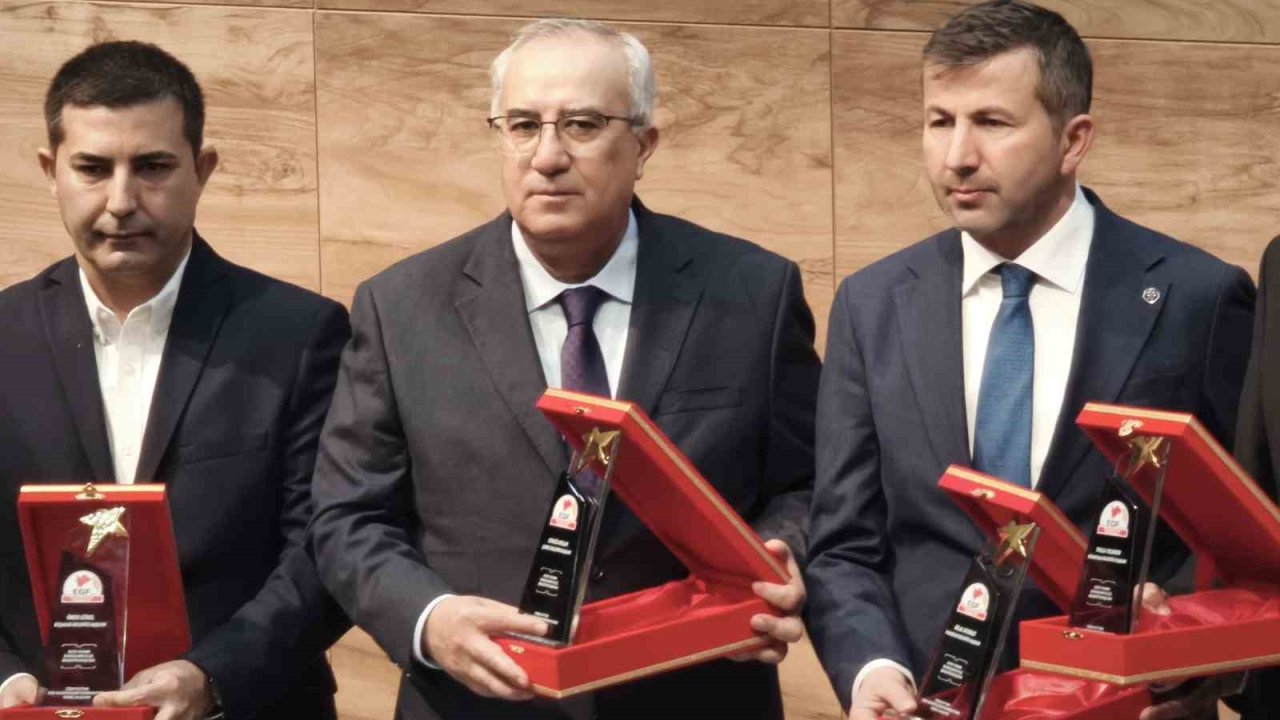 Çameli’ne çağ atlatan Başkan Arslan’a ’Yılın En Başarılı İlçe Belediye Başkanı’ ödülü verildi