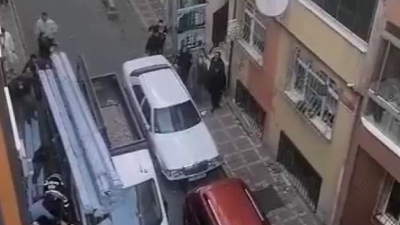 Bayrampaşa’da kamyonetin üzerindeki malzemelerin işçinin üzerine düştüğü anlar kamerada