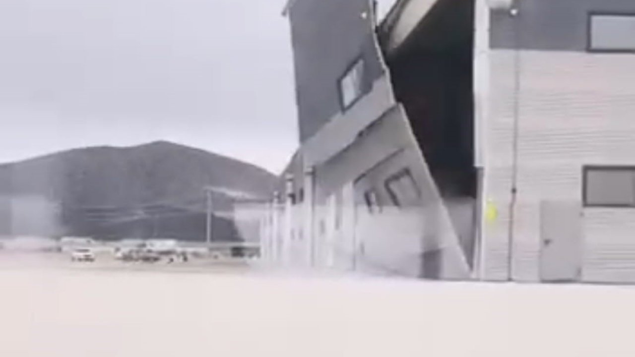 Kütahya’da şiddetli rüzgâr fabrikanın duvarını işte böyle yıktı