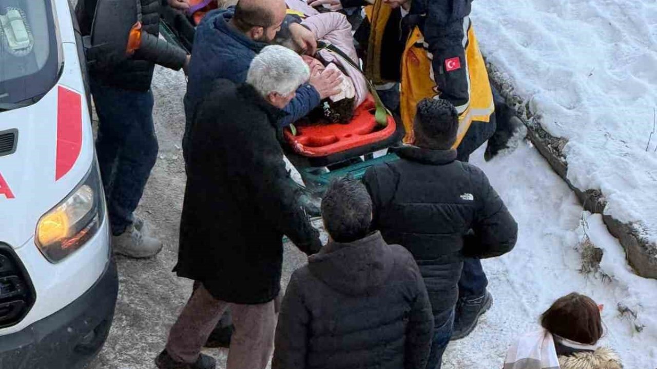 Kars’ta okula giden öğrencinin başına buz kütlesi düştü