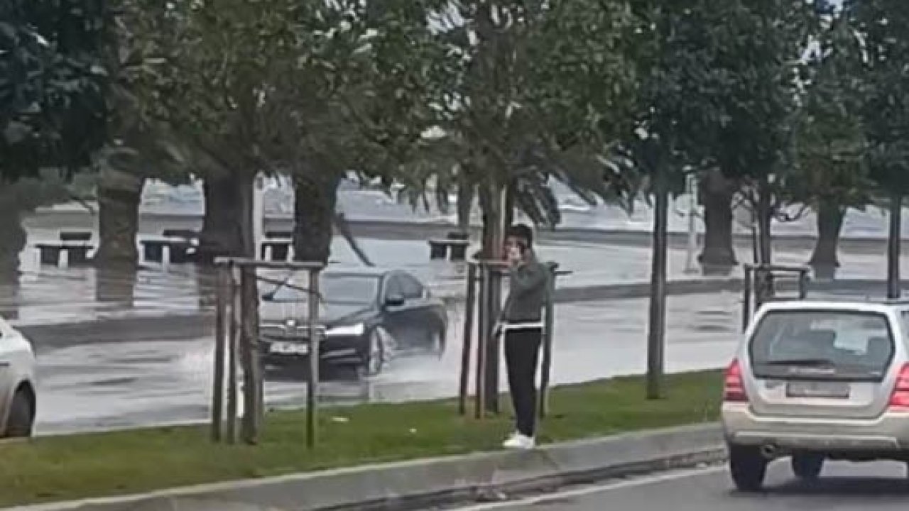 Pendik’te fırtına nedeniyle deniz suyu sahil yoluna vurdu