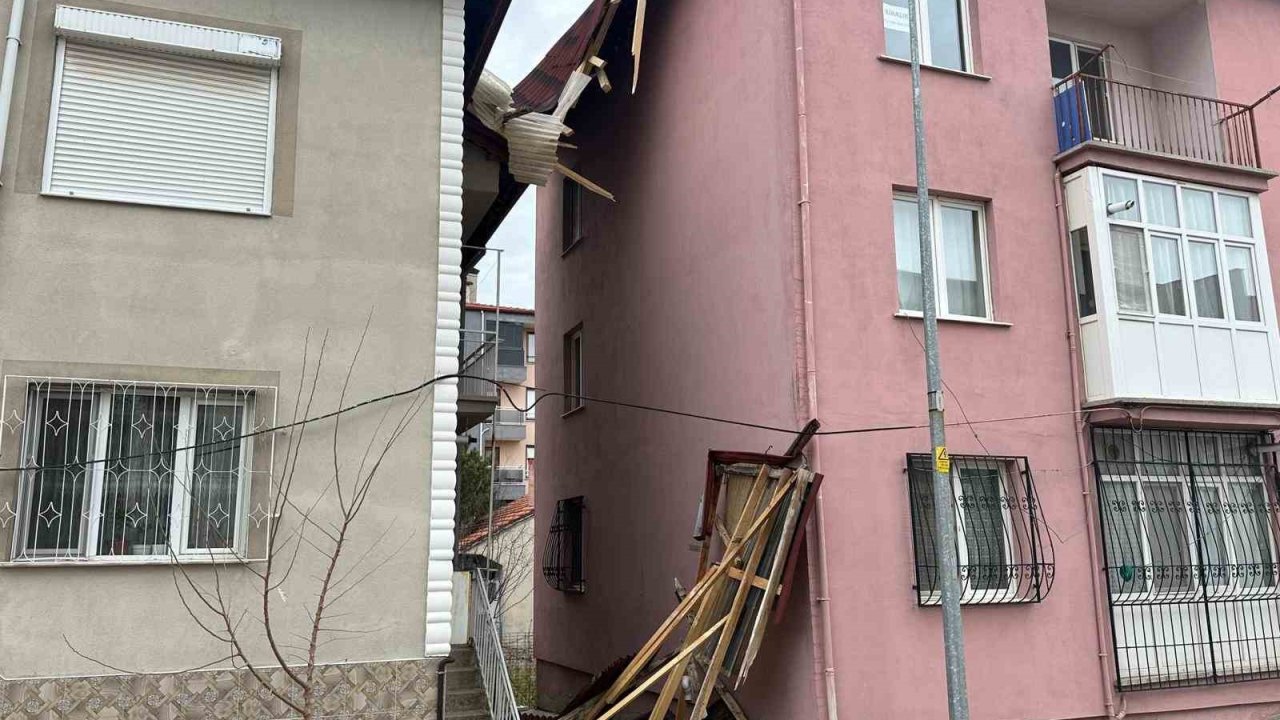 Uşak’ta kuvvetli fırtına hayatı olumsuz etkiledi