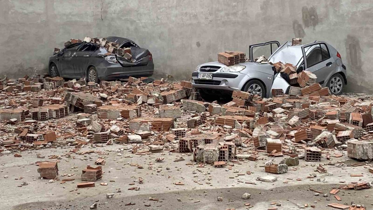 Metruk binanın çatı duvarı otoparka devrildi, 6 araçta hasar oluştu