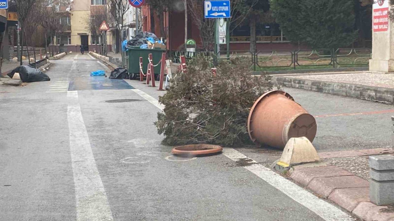 Kentte oluşan fırtına yağmurla beraber şiddetini arttırdı
