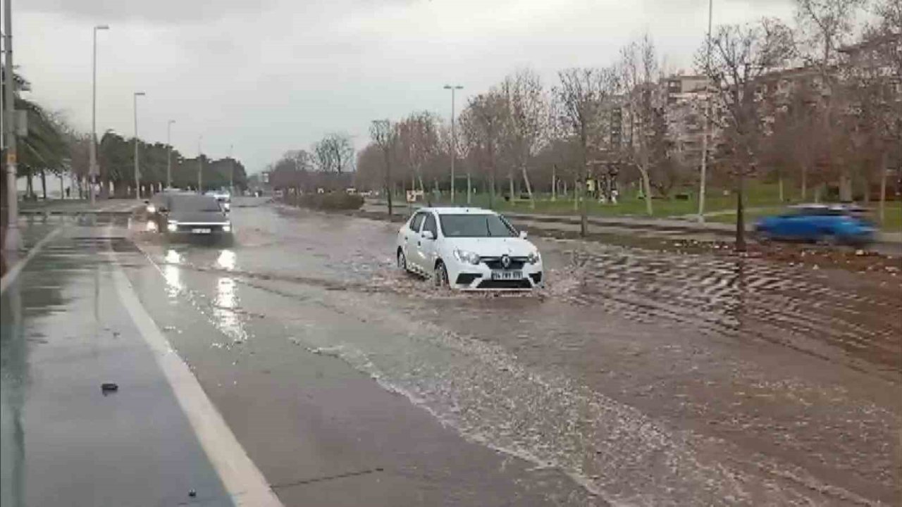 Tuzla’da kuvvetli fırtına nedeniyle deniz taştı, yollar göle döndü