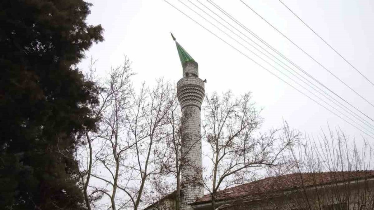 Burdur’da şiddetli rüzgar nedeniyle minarenin kubbesi koptu