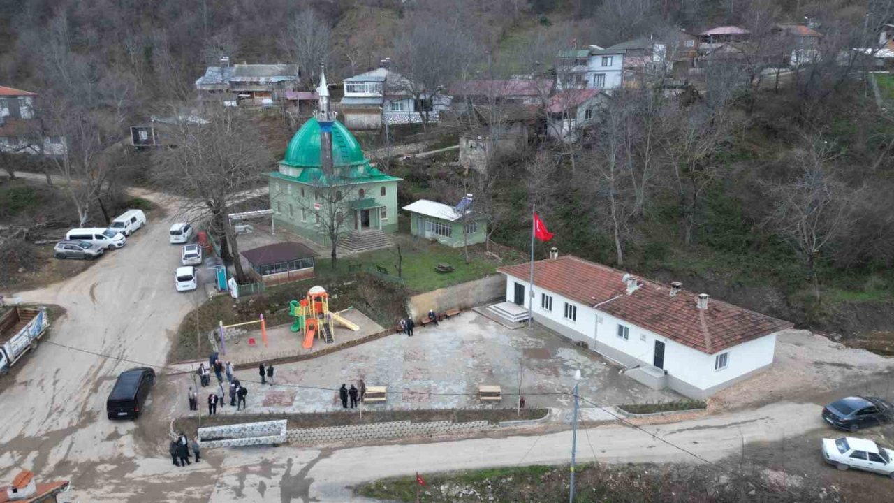 İnegöl Belediyesi’nden İclaliye Mahallesi’nde meydan düzenlemesi