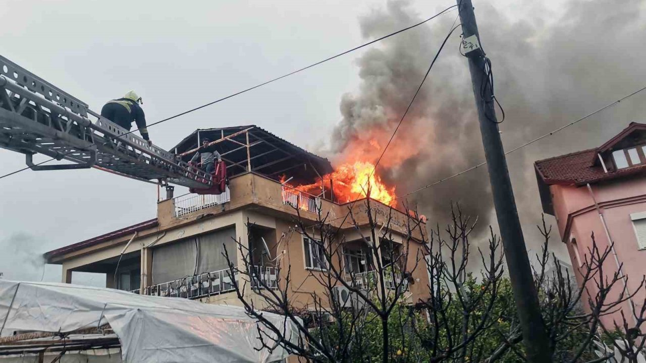 Köyceğiz’de çatıda balyan yangında ev tamamen yandı