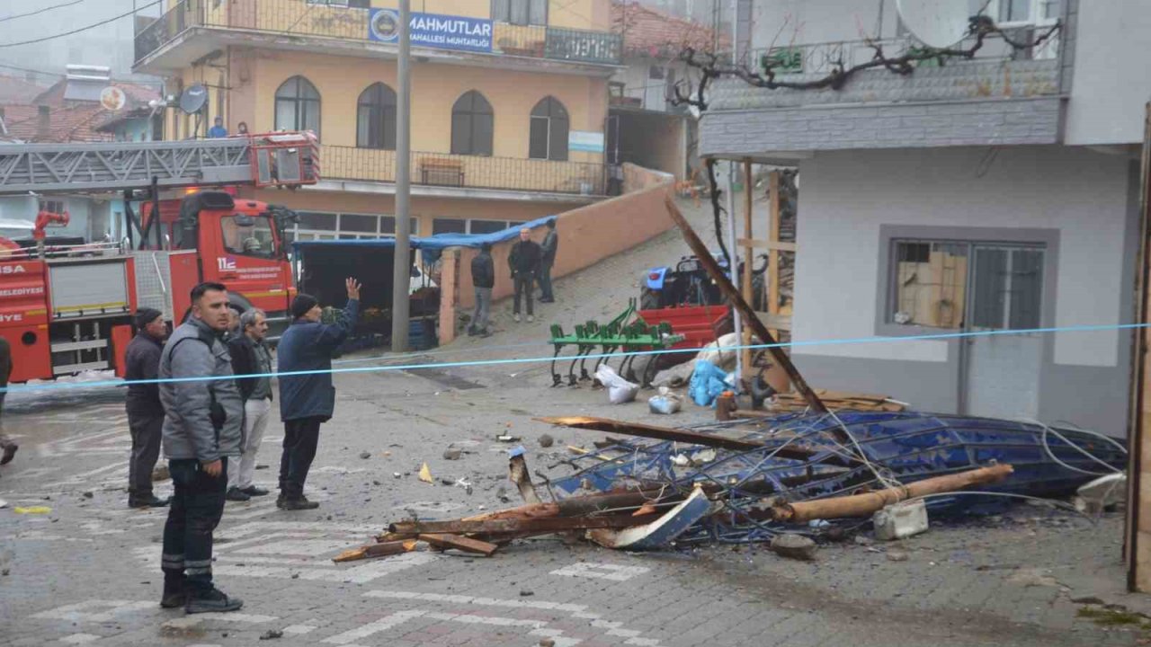 Demirci’de şiddetli fırtına cami minaresini yıktı