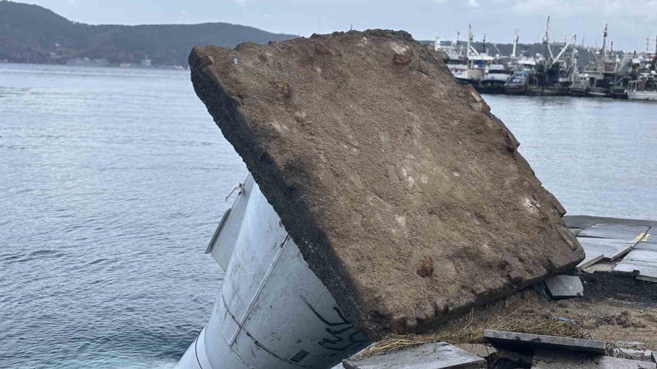 Sarıyer’deki şiddetli fırtına deniz fenerini devirdi
