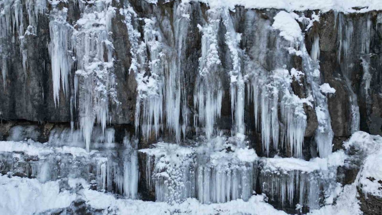 Şırnak’ta buz sarkıtları dronla görüntülendi