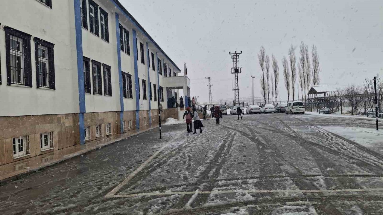Adıyaman’ın ilçelerinde taşımalı eğitime kar engeli
